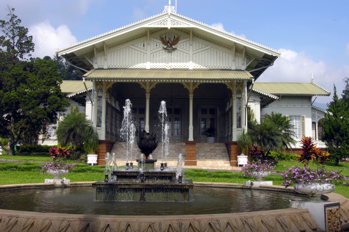 wisata cianjur, Tempat wisata di cianjur yang lagi hits, short escape dari jakarta, destinasi hits cianjur, 11 Tempat Wisata di Cianjur yang Hits untuk Short Escape, 1. Istana Cipanas, 2. Taman Nasional Gunung Gede Pangrango, 3. Pantai Apra, 4. Karang Potong Ocean View, 5. Alun-alun Suryakencana, 6. Kebun Raya Cibodas, 7. Pantai Ciwidig, 8. Taman Bunga Nusantara, 9. Little Venice, 10. Wana Wisata Pokland, 11. The Nice Funtastic Park