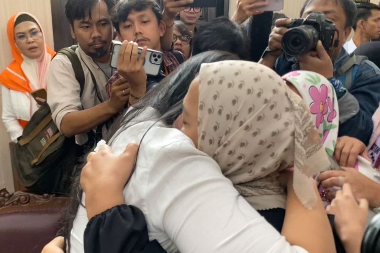 Laras Faizati, BERITA FOTO: Momen Laras Faizati Divonis Bebas Bersyarat, Langsung Menangis di Pelukan Ibu
