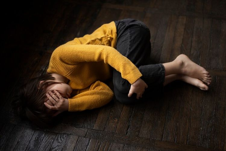 Prolonged Grief Disorder, berduka, berduka adalah, berduka artinya, berduka terlalu lama, berduka bisa berbahaya, duka terlalu lama, kesedihan mendalam, kesedihan tak kunjung reda, duka berkepanjangan, Berduka karena Orangtua Meninggal, Kapan Jadi Tidak Sehat? Ini Kata Psikolog, Apa itu berduka?, Kapan berduka menjadi tidak sehat?, Tanda-tanda duka berkepanjangan, Mengapa bantuan profesional diperlukan?