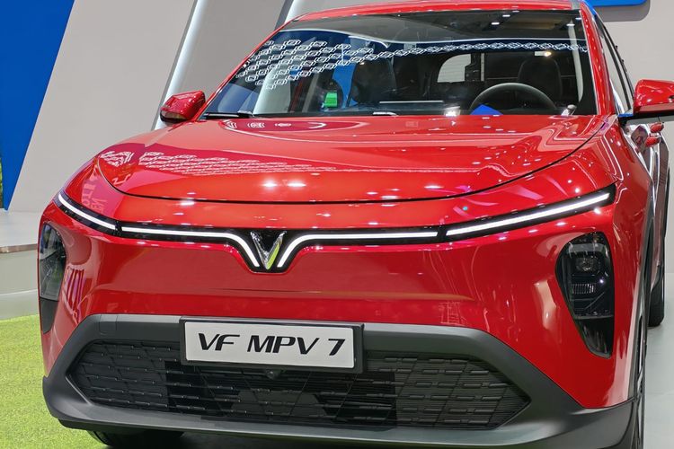VinFast, Selisih Rp 26 Juta, Ini Perbedaan VinFast VF MPV 7 dengan Limo Green