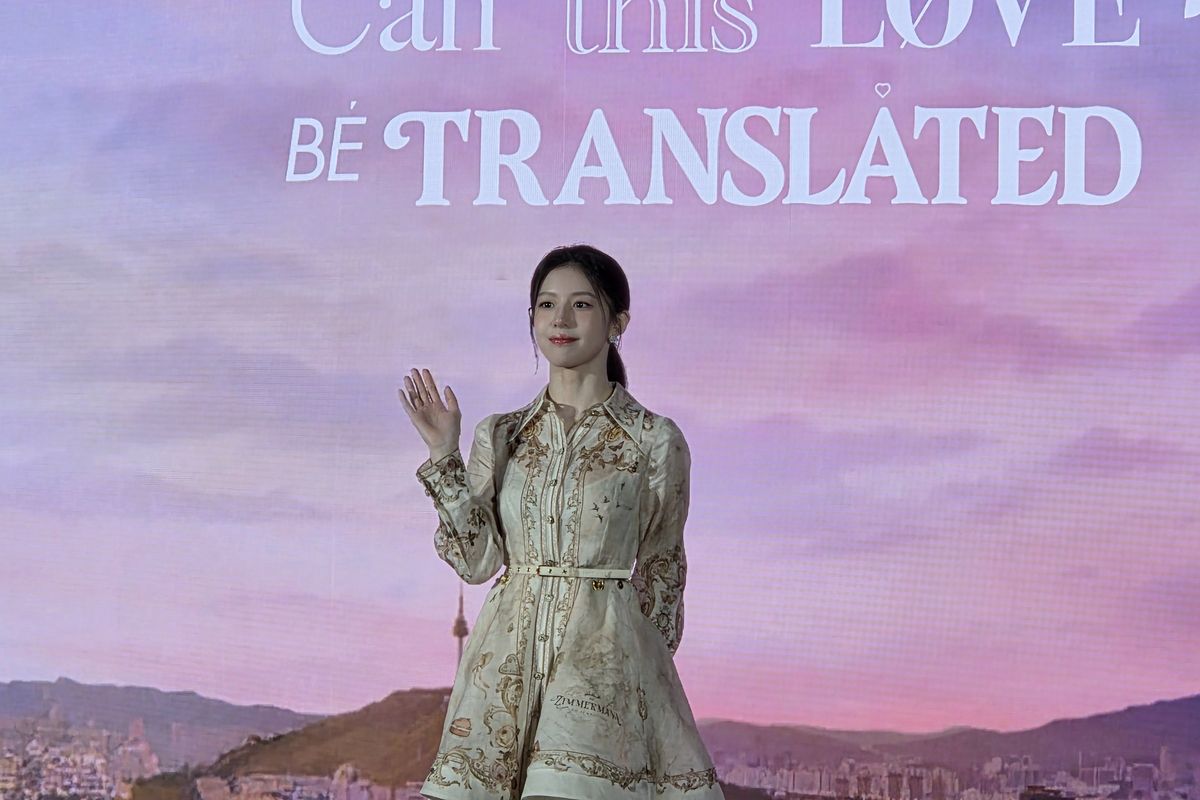 Go Youn Jung, Intip 2 Konsep Gaya Go Youn Jung di Fan Meet Jakarta, Anggun dan feminin dengan gaun floral, Chic kasual dengan blouse motif dan jeans, Dua gaya dengan dua karakter yang berbeda, Sinopsis serial Can This Love be Translated?