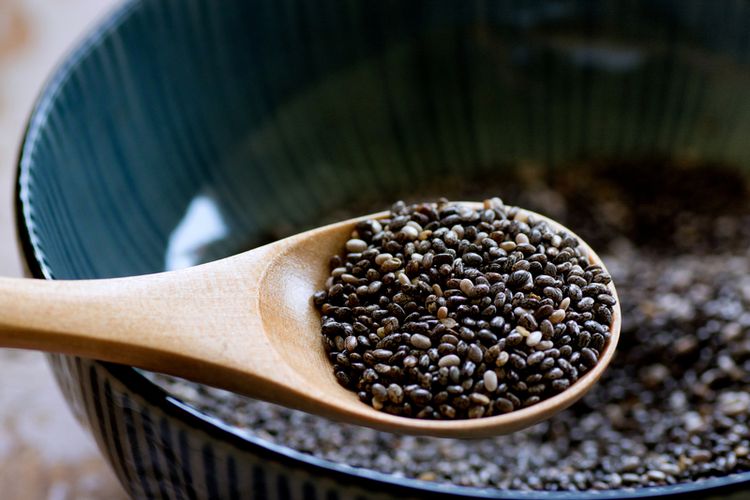 kopi, energi, superfood, 5 Superfood Penambah Energi Alami yang Lebih Ampuh dari Kopi, 1. Pisang, 2. Bayam, 3. Biji Chia (Chia Seeds), 4. Oatmeal, 5. Kacang Almon (Almonds)