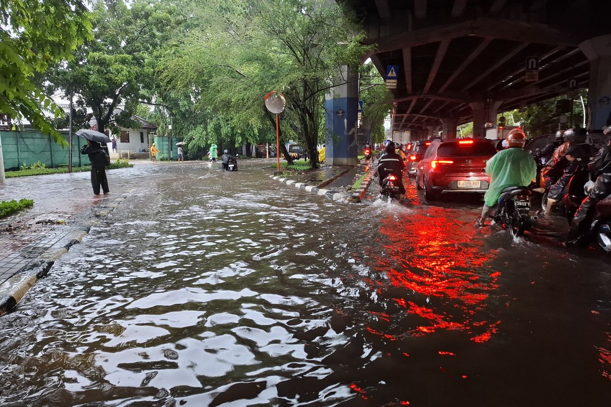 Jakarta Banjir, Sejumlah Ruas Jalan Lumpuh dan Layanan Transportasi Terganggu, Jakarta Utara tergenang, pasukan oranye dikerahkan, Kemacetan parah di Taman Mini hingga Tol Jagorawi, TransJakarta dan Mikrotrans terdampak, BPBD DKI tingkatkan status siaga di sejumlah pos pantau, Cara pantau lokasi banjir lewat ponsel, Situasi masih berkembang