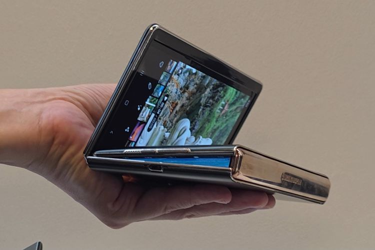 Samsung, Flex G, Computex 2025, Samsung Flex G, Samsung Display, samsung display, hp lipat tiga, computex 2025, Hands-on Eksklusif HP Layar Lipat Tiga Samsung Flex G di Computex 2025