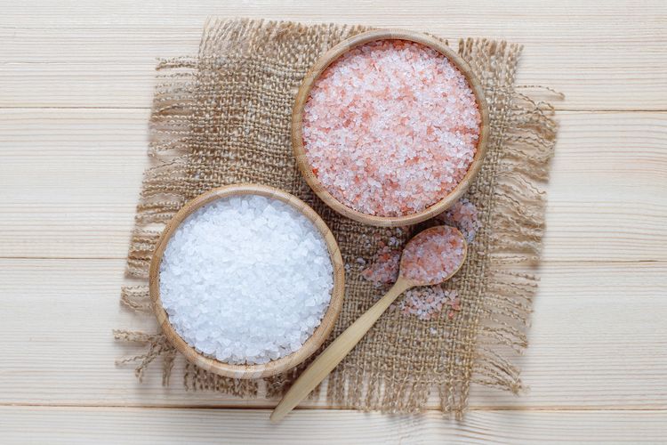 membakar lemak, pink salt, Menurunkan berat badan, Air lemon, Viral “Pink Salt Trick” untuk Diet, Benarkah Bisa Turunkan Berat Badan?, Tidak terbukti membakar lemak, Apa bedanya dengan garam biasa?, Manfaat pink salt yang sebenarnya, Waspadai asupan natrium