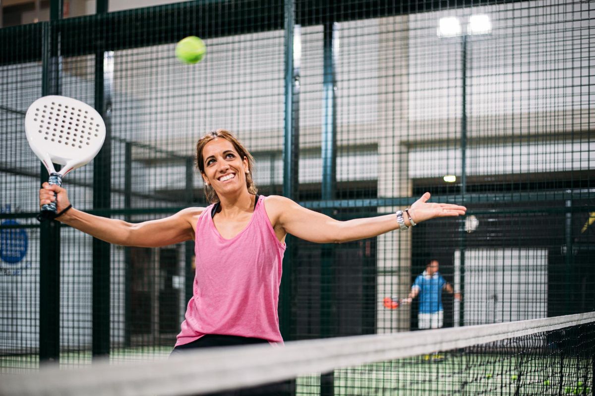 peralatan padel, peralatan padel apa saja, peralatan main padel, perlengkapan main padel, bola padel untuk pemula, raket padel untuk pemula, sepatu padel, Baru Main Padel? Ini 3 Perlengkapan yang Wajib Dimiliki, 1.Menghilangkan stres, 2. Meningkatkan kebugaran kardiovaskular, 3. Membakar kalori, 4. Melatih koordinasi dan fokus