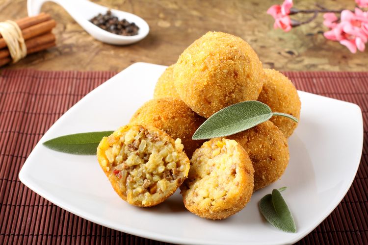 nasi sisa, Nasi, resep, 5 Resep Memasak Nasi Sisa Jadi Makanan yang Lezat, Intip Caranya, 2. Cireng Nasi, 3. Pempek Nasi, 4. Bola-Bola Nasi Keju (Rice Balls), 5. Kerupuk Gendar