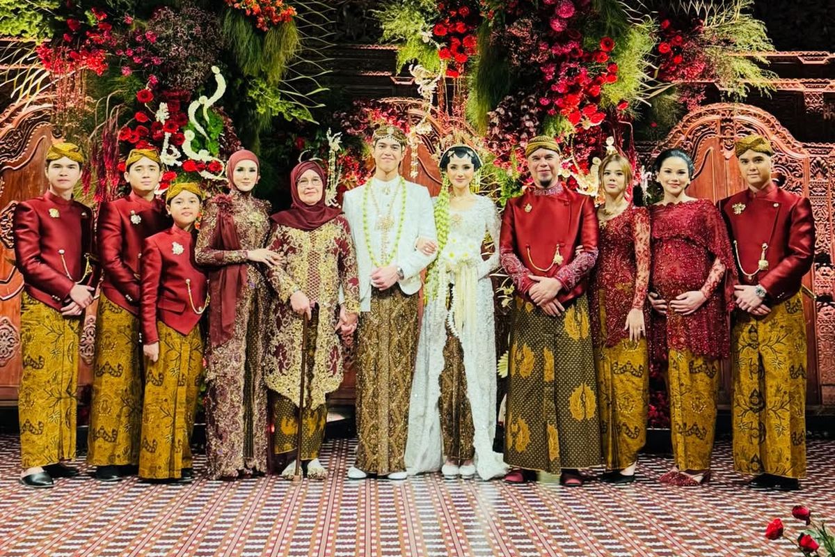 akad nikah, Gaya Busana Keluarga Ahmad Dhani di Pernikahan El Rumi-Syifa Hadju