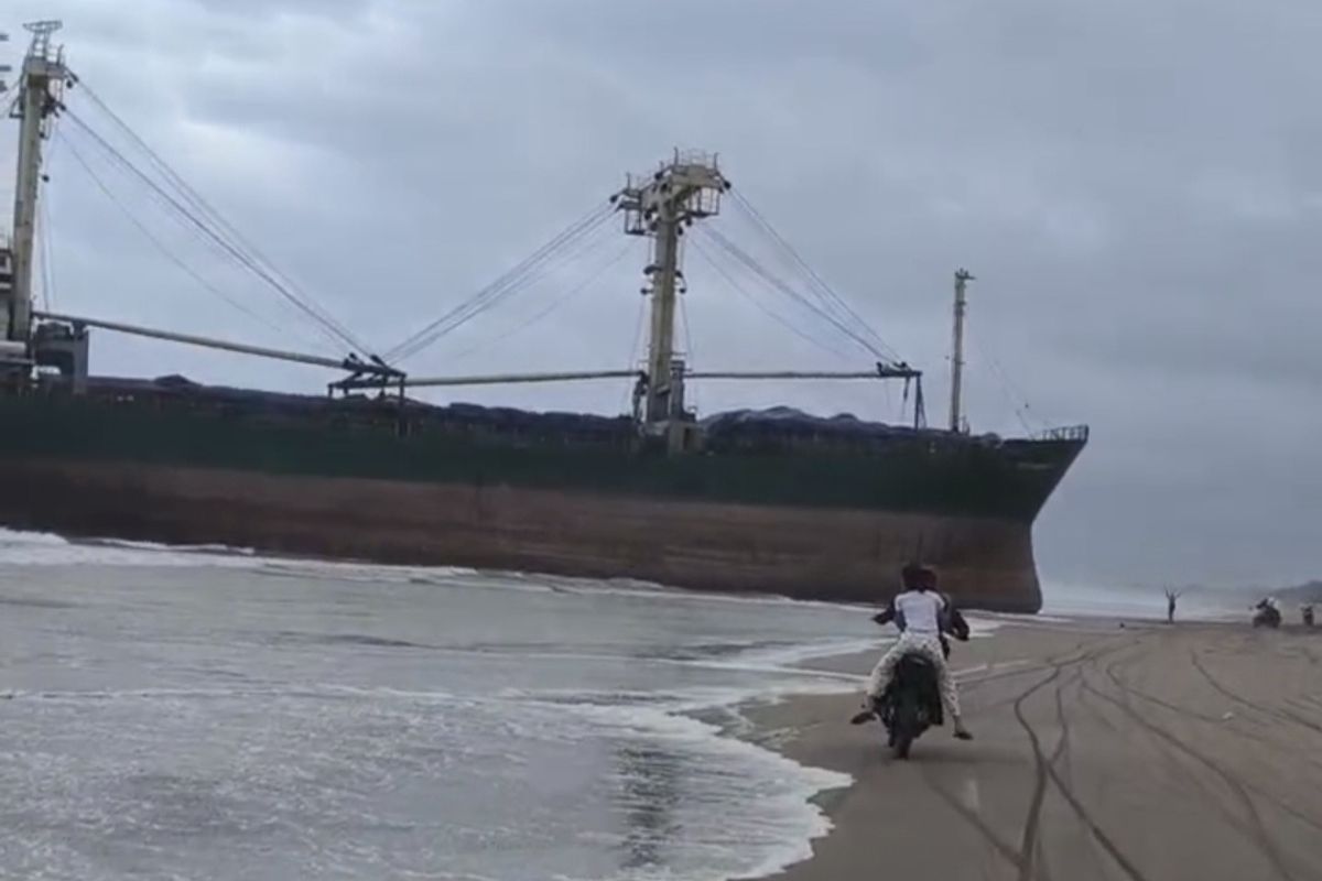 kapal kargo, KM Tresnawati, terdampar, Pandeglang, Kapal kargo, jawa barat, Warga Kaget Ada Kapal Mirip Titanic Terdampar di Pantai Pandeglang