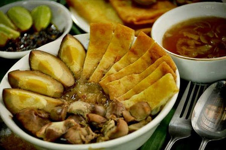 kuliner Solo, makanan khas Jawa Tengah, timlo, Timlo, Kuliner Solo, makanan khas jawa tengah, timlo khas kota solo, Timlo Khas Solo, sejarah timlo Solo, sejarah makanan timlo solo, sejarah timlo, sejarah makanan timlo, timlo vs kimlo, Sejarah Timlo Solo, Kuliner Peranakan yang Jadi Ikon Kota Bengawan, Ciri Khas Timlo Solo, Asal-usul Timlo, Berakar dari Sup Cina Bernama Kimlo, Resep Kimlo Tua dari Tahun 1941, Dari Kimlo ke Timlo, Akulturasi Rasa Jawa dan Tionghoa, Warung Timlo Legendaris di Solo