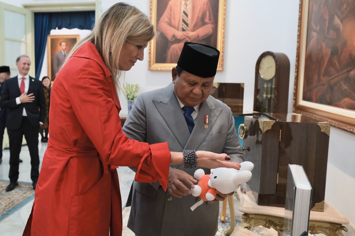 Prabowo, Ratu Maxima, Bobby Kertanegara, kucing prabowo, ratu maxima dan prabowo, Prabowo dan Ratu Máxima Bertukar Cendera Mata, Ada Boneka untuk Bobby