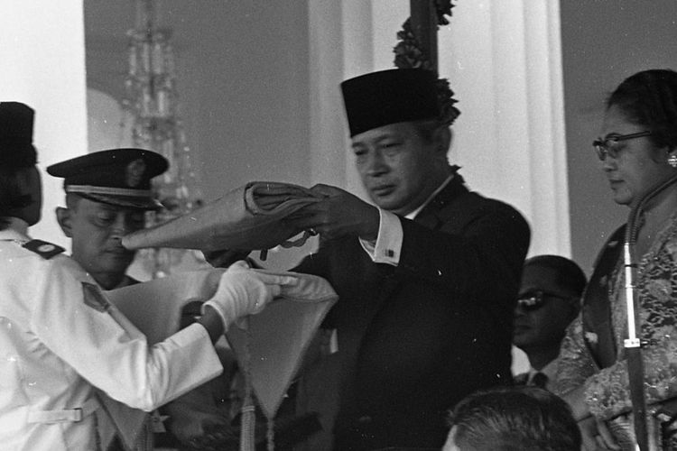 Soeharto, presiden soeharto, Biografi Soeharto, sejarah soeharto, Soeharto pahlawan nasional, presiden soeharto diusulkan jadi pahlawan nasional, Soeharto Orde Baru, soeharto memilih militer, sejarah soeharto orde baru, Soeharto, dari Anak Petani hingga Presiden, Pernah Menolak Jadi Pegawai Bank untuk Masuk Militer, Awal Kehidupan di Kemusuk, Berpindah-pindah Sekolah, Pernah Jadi Pegawai Bank Sebelum Memilih Militer, Cinta dan Kehidupan Rumah Tangga, Kejatuhan dan Akhir Kekuasaan