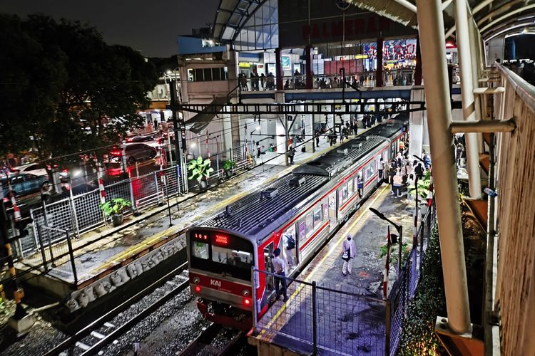petugas keamanan, Hari Buruh 2026, Stasiun Palmerah, Stasiun Juanda, Stasiun Sawah Besar, Stasiun Cikini, KRL Beroperasi Normal Saat Libur Hari Buruh 1 Mei 2026, Pengamanan Ditambah