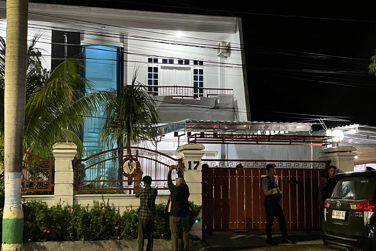 Madiun, Jawa Timur, Dirut RSUD Ponorogo, KPK Geledah Rumah Dirut RSUD Ponorogo di Kota Madiun, Pengamanan Ketat oleh Aparat Bersenjata, Proses Penggeledahan Dimulai Sejak Sore Hari, Pengamanan Ketat Selama Penggeledahan, KPK Dalami Kasus Korupsi Proyek di Ponorogo, Operasi Tindak Lanjut Setelah OTT Bupati Ponorogo