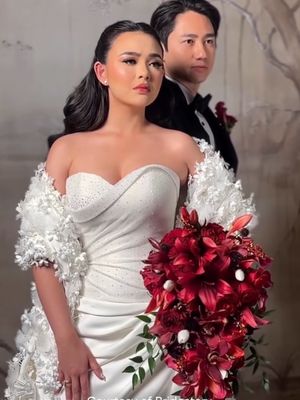 Kenny Austin, Amanda Manopo, Hian Tjen, Amanda manopo dan kenny austin, pernikahan Amanda Manopo dan Kenny Austin, style pernikahan amanda manopo, resepsi amanda manopo, 7 Style Resepsi Amanda Manopo dan Kenny Austin, Serasi dan Menawan, 1. Gaun pengantin klasik rancangan Hian Tjen, 2. Cape bunga tiga dimensi, 3. Bouquet bunga merah marun yang kontras, 4. Rambut bergelombang lembut saat resepsi, 5. Makeup flawless oleh Bennu Sorumba, 6. Perhiasan minimalis bernuansa timeless, 7. Kenny Austin dalam tuxedo hitam klasik