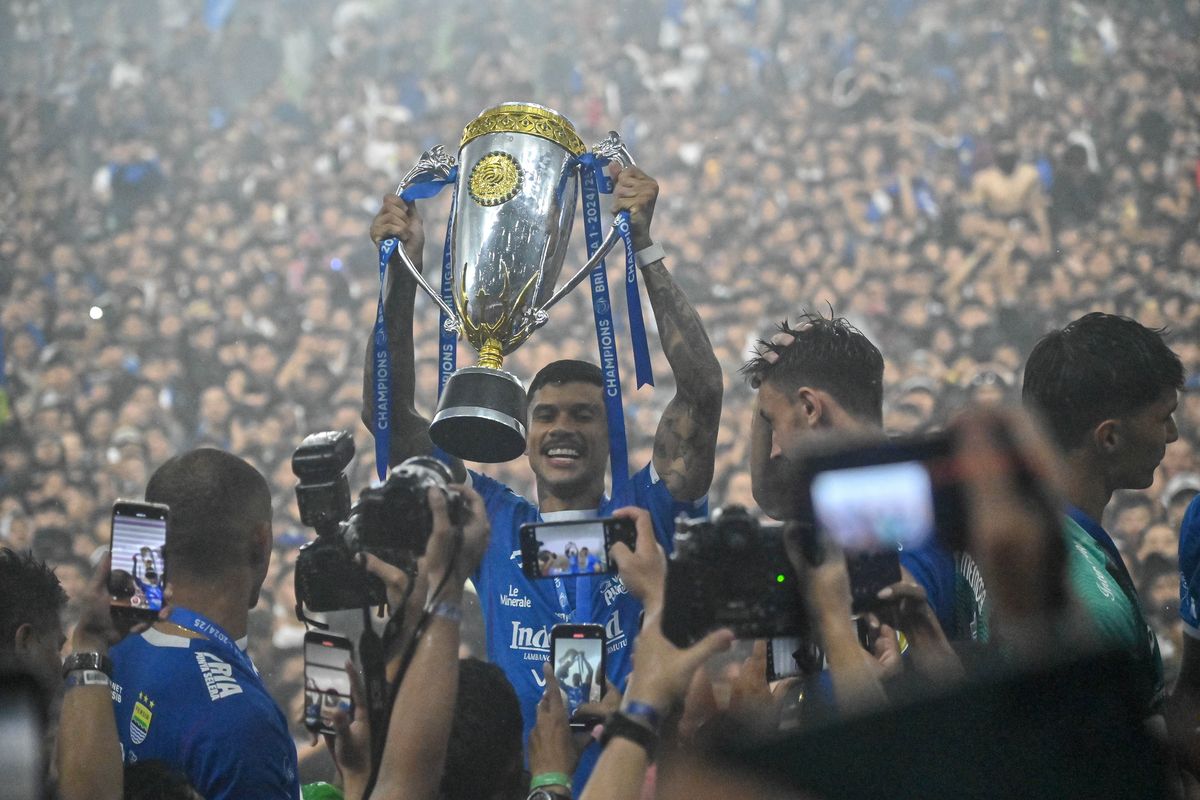 Persib, Liga 1, Persis Solo, Persib Bandung, Bobotoh, Hasil Liga 1, Persib vs Persis Solo, Persib vs Persis, Liga 1 2024-2025, BERITA FOTO: Persib Angkat Trofi Liga 1 2024-2025 di Tengah Invasi Bobotoh