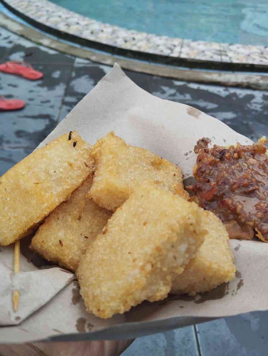 wisata, Batu Seribu, Umbul Pacinan: Wisata Air, Sejarah, dan Mitos di Geopark Gunung Sewu, Benang Merah Sejarah: Air Perjuangan Sambernyawa, Sendang Lele sebagai Penjaga Gerbang Sejarah , Kontras yang Harmonis, Antara Sakral dan Profan, Pelukan Sore dan Kehangatan di Balik Dinginnya Umbul