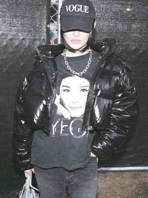 Agnez Mo, gaya Agnez Mo, Gaya Agnez Mo, Agnes Monica, gaya agnez mo, agnez mo fashion, fashion agnez mo, Inspirasi Gaya Agnez Mo yang Kasual dan Keren, Tak Ragu Tampil Beda, 1. Semi-formal dengan kemeja, 2. Printed t-shirt, 3. Ripped shorts dan t-shirt, 4. Hoodie dan shorts