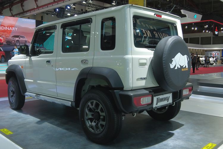 jimny, suzuki jimny, jimny 5 pintu, suzuki jimny 5 pintu, suzuki jimny 3 pintu harga, Komparasi Suzuki Jimny 3 Pintu vs Jimny 5 Pintu: Kembar Beda Karakter, Desain: Kompak vs Proporsional, Interior: Fun vs Fungsional, Mesin &amp; Performa, Kesimpulan:, Harga Jimny 3 Pintu, Harga Jimny 5 Pintu
