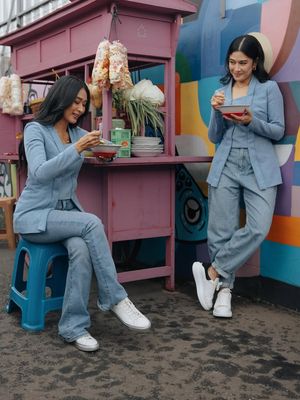 Happy Salma, 5 Gaya OOTD Happy Salma dan Dian Sastro Saat Makan Soto, Kembaran Pakai Kutu Baru, 1. Kebaya kutu baru, 2. Warna cerah, 3. Celana denim, 4. Sneakers putih, 5. Gaya rambut natural dan aksesori minimalis