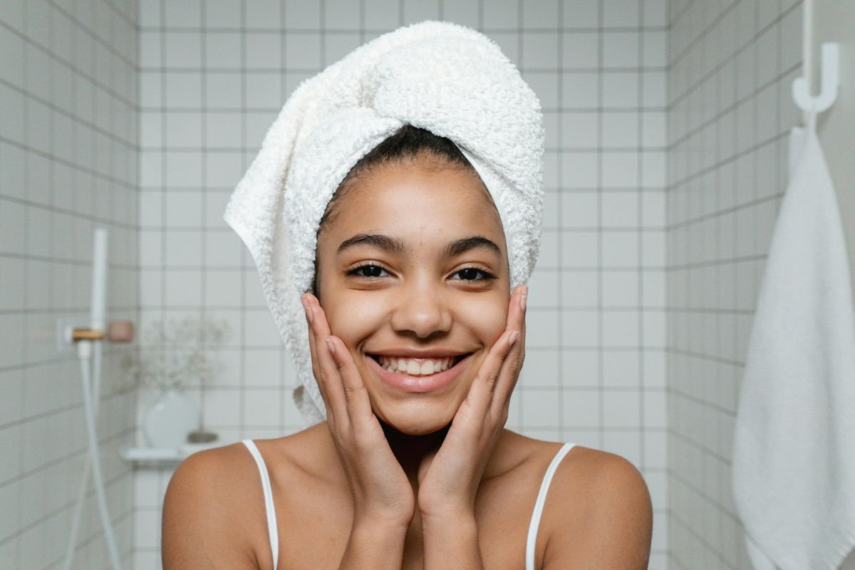 urutan skincare pagi, urutan skincare, urutan skincare untuk remaja, Urutan Skincare Pagi untuk Remaja, urutan skincare pagi untuk remaja sekolah, urutan skincare untuk remaja 16 tahun, 4 Urutan Skincare Pagi untuk Remaja, Apa Saja?, 1. Pembersih gel, 2. Serum lembut, 3. Pelembap, 4. Sunscreen