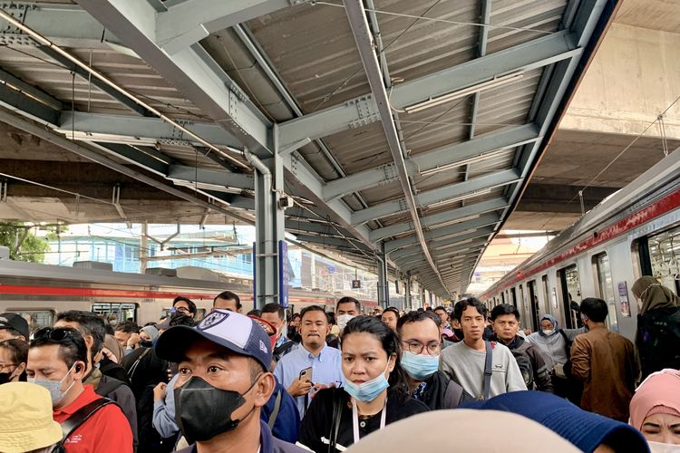 KRL Dikeluhkan Padat Pukul 05.00–07.00 WIB Selama Puasa, Ini Penjelasan KAI