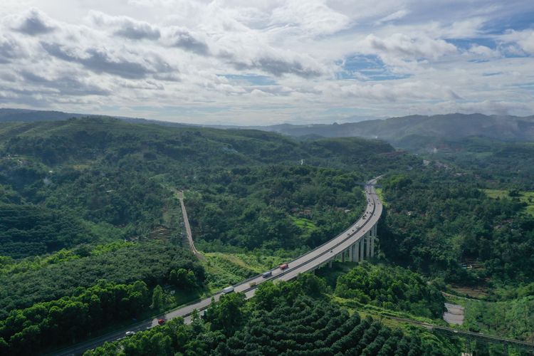 Tol Cipularang, urban legend, urban legend indonesia, cerita horor Indonesia, urban legend tol cipularang, keangkeran jalan tol, legenda Gunung Hejo, Urban Legend Tol Cipularang, Misteri Km 97 dan Cerita tentang Gunung Hejo, Awal Mula Misteri Tol Cipularang, Kecelakaan Tragis dan Penampakan di Km 97, Gunung Hejo: Sumber Energi Mistis di Balik Tol Cipularang, Cerita Para Pekerja dan Kesaksian Pengemudi, Tol Cipularang dan Warisan Mitos yang Terus Hidup