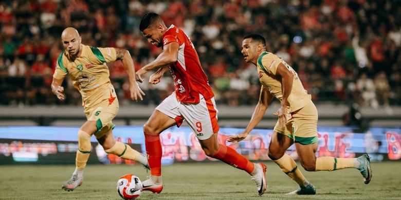 Super League, PSIM Yogyakarta, Persis Solo, Malut United, Persib Bandung, PSM Makassar, PSBS Biak, Persebaya Surabaya, Bali United, Semen Padang, Mario Jardel, Persita Tangerang, Komdis PSSI Jatuhkan Sanksi untuk Sejumlah Klub Super League, Persita Didenda Rp 100 Juta