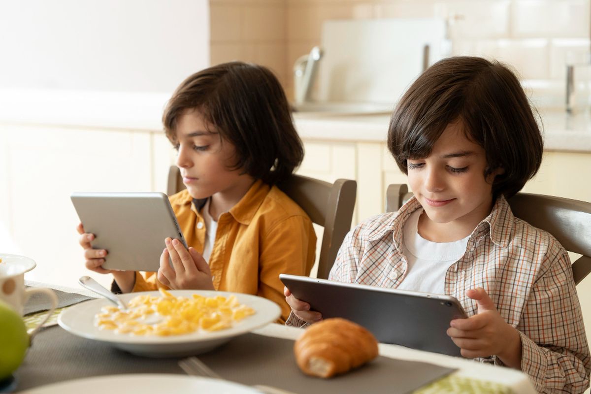 anak makan sambil main HP, Bolehkah anak makan sambil main HP, Bahaya anak makan sambil main HP, screen time, main gadget saat makan, dampak anak main gadget sambil makan, bolehkah anak makan sambil main hp, bahaya anak makan sambil main hp, anak makan sambil main hp, Jangan Biasakan Anak Makan Sambil Main HP, Ini Kata Psikolog
