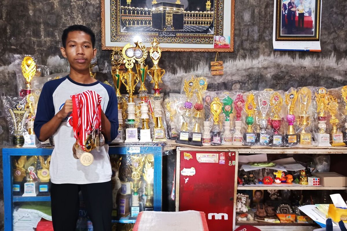 Avan Ferdiansyah Hilmi, Ponorogo, SNBP, Beasiswa, beasiswa, Jawa Timur, Tak Dapat Beasiswa Pemerintah Daerah, Kisah Avan, Anak Penjual Es Viral di Ponorogo yang Lolos ke ITB Lewat Jalur SNBP , Pandai Membaca Sejak Sebelum Sekolah, Tak Dapat Beasiswa Pemerintah Daerah, Menelusuri Jejak Beasiswa Sejak Masuk SMA, Lolos SNBP dan Dapat Beasiswa 