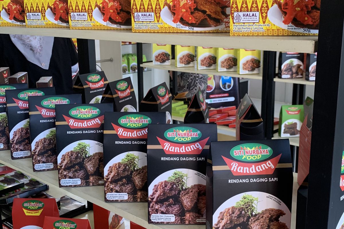 oleh oleh khas minangkabau adalah, pusat oleh oleh khas minang, toko oleh oleh khas minang, apa saja oleh oleh padang, apa saja makanan dari padang, 9 Oleh-oleh Khas Minangkabau, Bisa Beli Rendang dan Dendeng Balado, 1. Rendang kemasan, 2. Keripik sanjai, 3. Karak kaliang, 4. Ikan bilih, 5. Dendeng balado, 6. Kopi Kiniko, 7. Kopi Solok Radjo, 8. Songket pandai sikek, 9. Kaus Bukittinggi