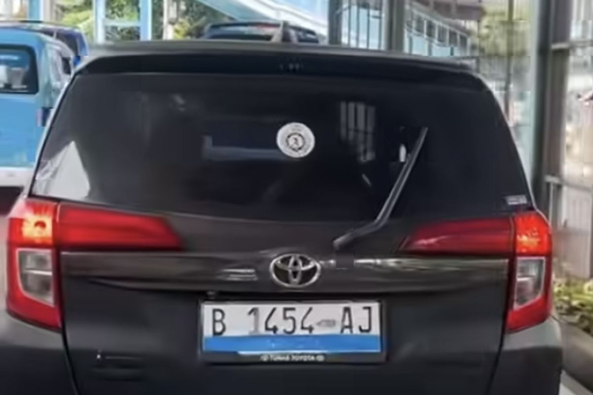 mobil listrik, TNKB, Video Toyota Calya Pakai Pelat Nomor Mobil Listrik, Ini Ancaman Hukumannya