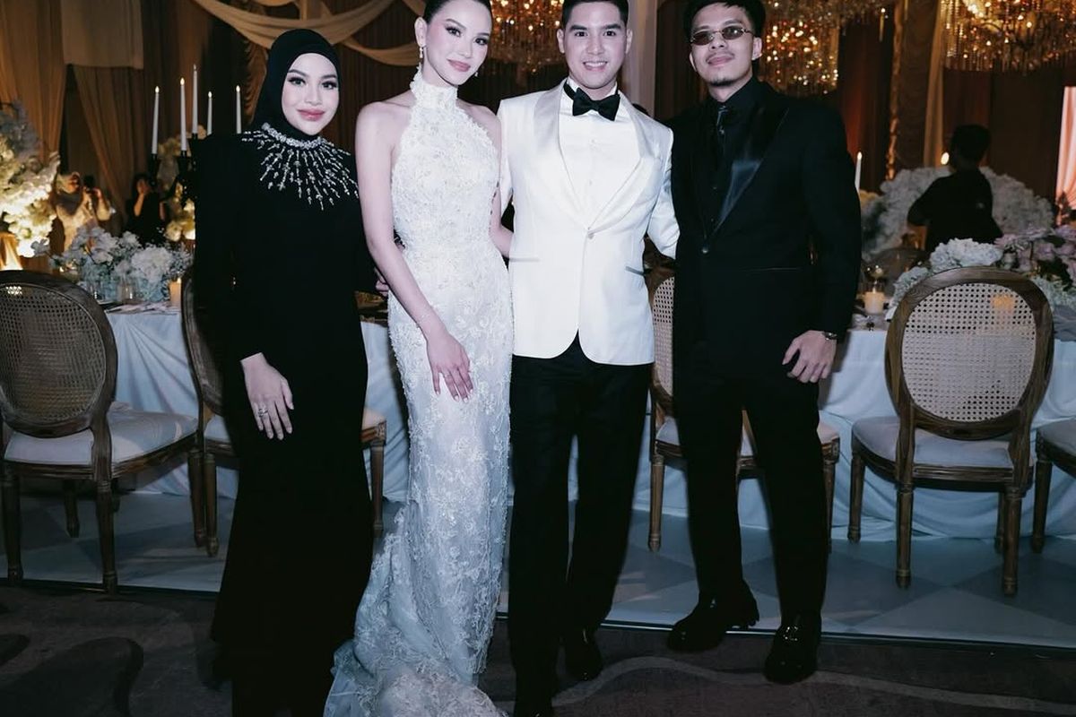 Al Ghazali, Alyssa Daguise, Aurel Hermansyah, Atta Halilintar, resepsi Al Ghazali, al ghazali menikah, Pernikahan Al Ghazali Alyssa Daguise, pernikahan al ghazali dan alyssa daguise, Resepsi Pernikahan Al Ghazali, resepsi al ghazali, resepsi al ghazali dan alyssa daguise, Gaya Aurel Hermansyah dan Atta Halilintar di Resepsi Pernikahan Al Ghazali dan Alyssa Daguise, Serba Hitam