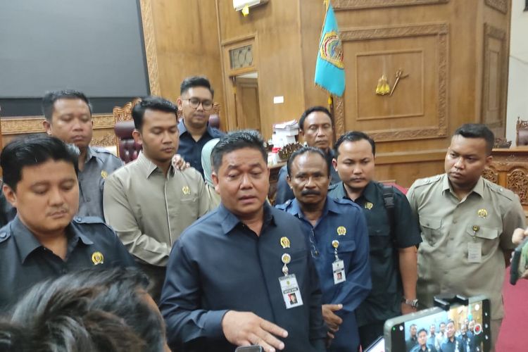 Pati, bupati pati, bupati pati sudewo, Bupati Sudewo, Pemakzulan Bupati Sudewo, pemakzulan Bupati Pati, Kata-kata Bupati Pati Sudewo Usai Gagal Dimakzulkan DPRD, DPRD Putuskan Sudewo Tak Dimakzulkan, Respons Bupati Pati Sudewo, Pendemo Geram, Sebut DPRD Pengkhianat Rakyat, Latar Belakang Desakan Pemakzulan Bupati Pati Sudewo