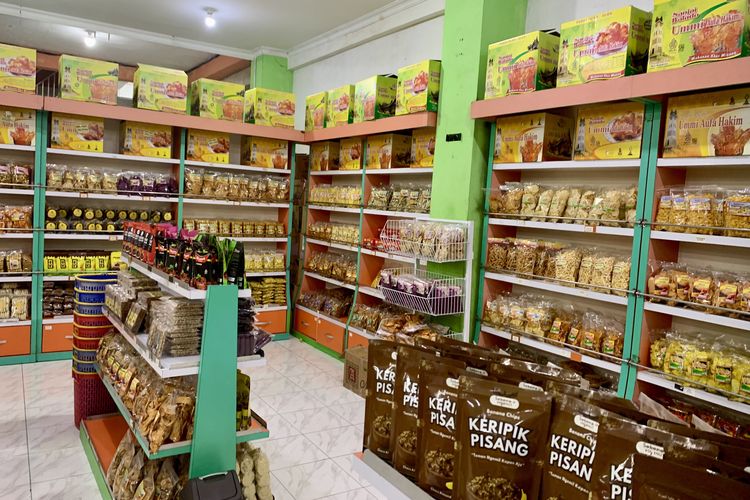 oleh oleh khas minangkabau adalah, pusat oleh oleh khas minang, toko oleh oleh khas minang, apa saja oleh oleh padang, apa saja makanan dari padang, 9 Oleh-oleh Khas Minangkabau, Bisa Beli Rendang dan Dendeng Balado, 1. Rendang kemasan, 2. Keripik sanjai, 3. Karak kaliang, 4. Ikan bilih, 5. Dendeng balado, 6. Kopi Kiniko, 7. Kopi Solok Radjo, 8. Songket pandai sikek, 9. Kaus Bukittinggi