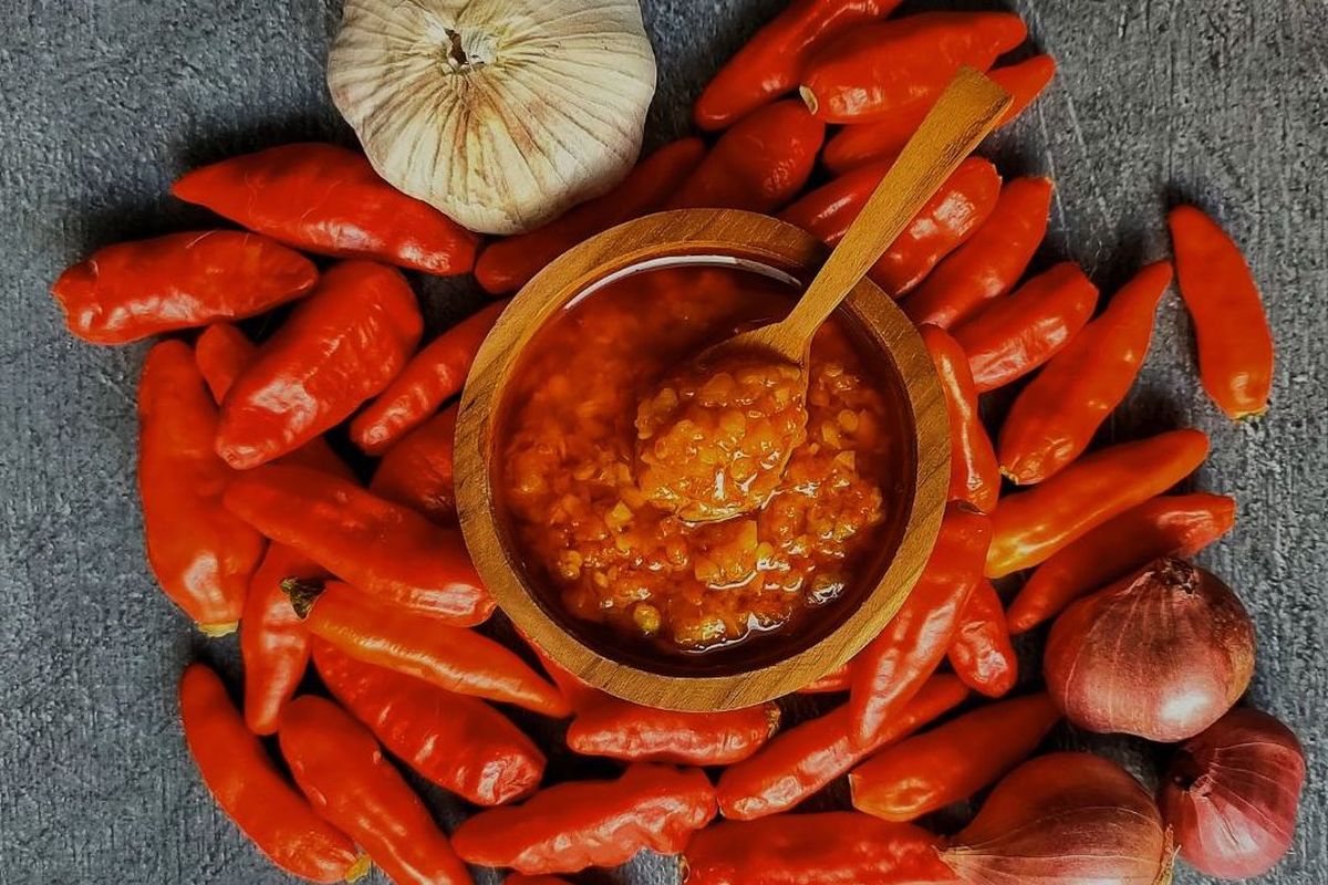 Sambal bawang, sambal bawang, sambal bawang tahan lama, Resep sambal bawang, cara membuat sambal bawang enak, resep sambal bawang, Trik Rahasia Sambal Bawang Enak dan Tahan Lama, Tak Ada Aroma Langu, Bahan sambal bawang, Cara membuat sambal bawang tahan lama, Pilih bahan yang berkualitas, Pastikan alat penghalus kering dan bebas dari aroma tidak sedap, Cabai merah besar menimbulkan aroma kurang sedap, Panaskan sambal, Gunakan kemasan yang bersih, Garam dan gula adalah pengawet alami, Gunakan sendok yang bersih, Menyimpan sambal