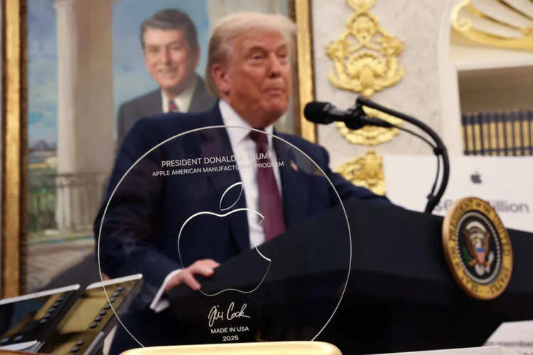 apple, Tim Cook, Donald Trump, Presiden AS, Bos Apple Beri Hadiah Spesial untuk Trump, Plakat Kaca Beralas Emas
