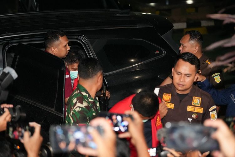 Kejati Sumsel, Muara Enim, Sumatera Selatan, Dugaan Suap Proyek Irigasi Muara Enim, Anggota DPRD dan Anaknya Ditahan, Alphard Jadi Bukti, OTT dan Jerat Suap Proyek Irigasi, Aliran Dana dan Pembelian Mobil Mewah, Penggeledahan di Tiga Lokasi, Penahanan dan Pengembangan Kasus
