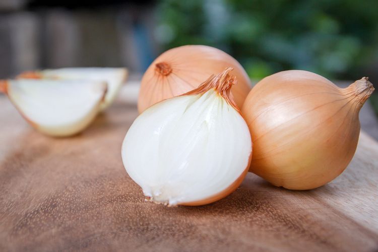menyimpan makanan, cara menyimpan makanan, 6 Makanan yang Sebaiknya Tidak Disimpan di Atas Meja Dapur, 1. Telur, 2. Kentang, 3. Bawang bombai, 4. Timun, 5. Buah matang, 6. Buah dan sayur yang sudah dipotong