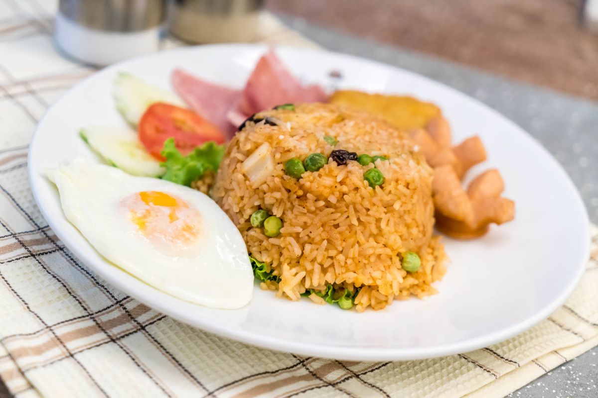 nasi goreng, nasi goreng tanpa minyak, Bikin Nasi Goreng Tanpa Minyak, Apakah Bisa?, 1. Gunakan wajan besi yang tebal, 2. Pilih bahan-bahan dengan tekstur kering, 3. Masak dengan api besar, 4. Ganti minyak dengan mentega tawar