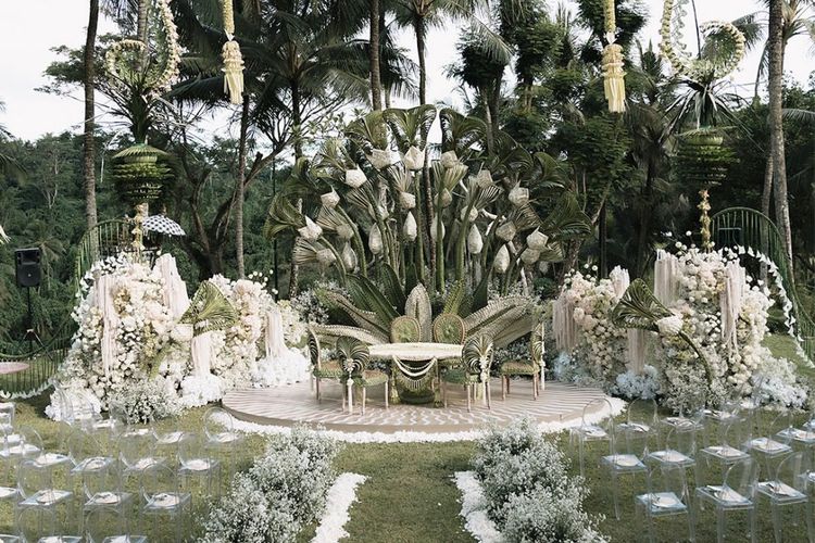 pernikahan luna maya dan maxime, apa itu penjor di bali, apa itu penjor dalam pernikahan, penjor adalah simbol, fungsi penjor adalah, makna penjor bali, Tiang Janur Pernikahan Luna Maya, Apa Itu Penjor dan Maknanya Bagi Umat Hindu di Bali?
