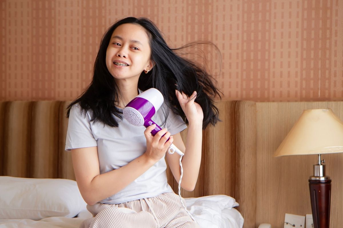 hair dryer, Hair dryer, cara mengeringkan rambut, cara mengeringkan rambut yang benar, hair dryer rambut, cara menggunakan hair dryer agar rambut tidak rusak, cara menggunakan hair dryer, cara pakai hair dryer, cara pakai hair dryer yang benar, Cara Menggunakan Hair Dryer agar Rambut Tidak Rusak, Ini Kata Ahli