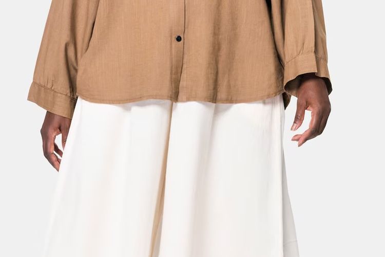 ide outfit idul adha, outfit idul adha 2025, outfit idul adha, inspirasi outfit hijab, inspirasi outfit idul adha, outfit idul adha nyaman, outfit idul adha earth tone, 10 Inspirasi Outfit Idul Adha Nuansa Earth Tone, Tampil Anggun di Hari Raya, 1. Setelan linen nuansa earth tone, 2. Setelan blouse dan rok putih, 3. Dress katun motif etnik earth tone, 4. Blouse dan celana lurus warna olive, 5. Kaftan simpel warna clay atau caramel, 6. Outer kimono batik earth tone dan dress polos, 7. Jas modern dan rok plisket warna cokelat, 8. Dress rajut tipis warna earthy netral atau putih tulang, 9. Tunik kancing depan dan celana kulot cokelat, 10. Outfit serba putih gading dengan aksen earth tone