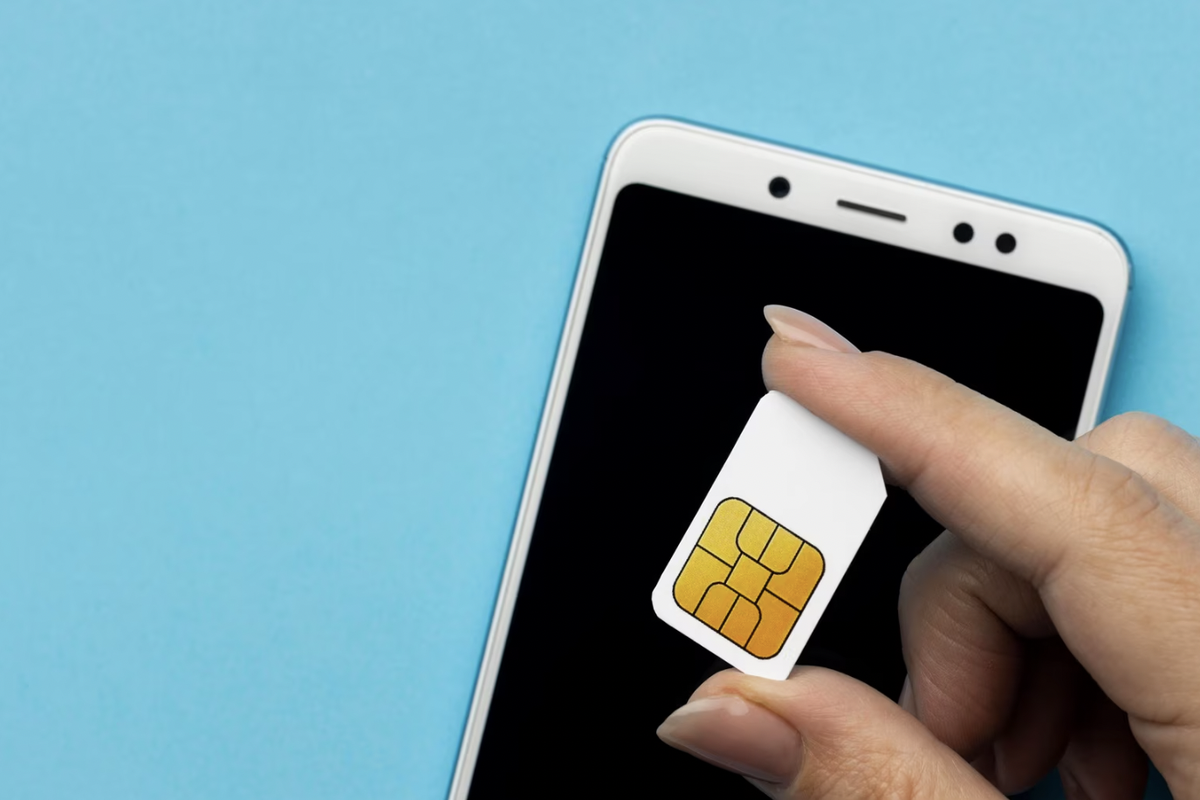 kartu SIM, SIM biometrik, registrasi kartu SIM, biometrik wajah, Komdigi, Registrasi Kartu SIM Biometrik Mulai Diuji Coba Januari 2026, Sistem hybrid berlaku selama masa transisi, Registrasi SIM biometrik dinilai penting tekan kejahatan digital, Pembersihan database nomor seluler jadi target kebijakan, Operator seluler siap terapkan sistem keamanan biometrik