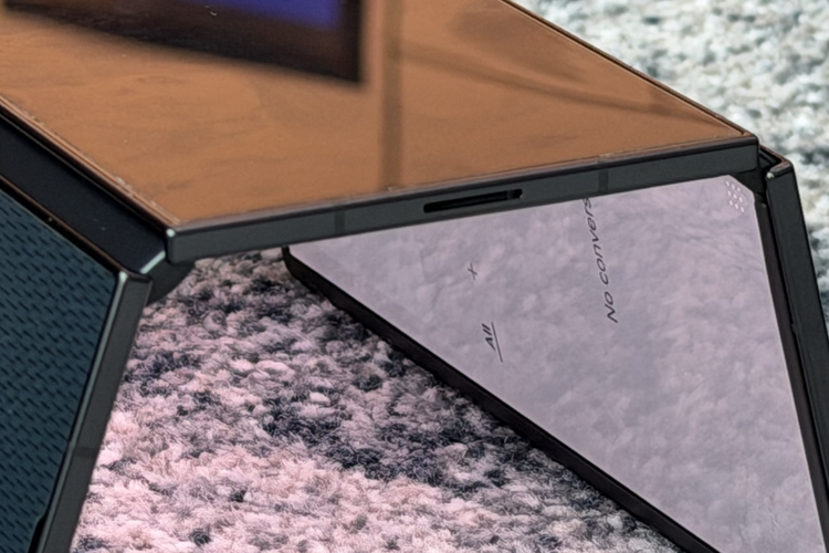 Samsung, HP lipat tiga, smartphone, Samsung Galaxy Trifold, Pertama Kali Genggam Samsung Galaxy TriFold, HP Lipat Tiga yang Ringkas