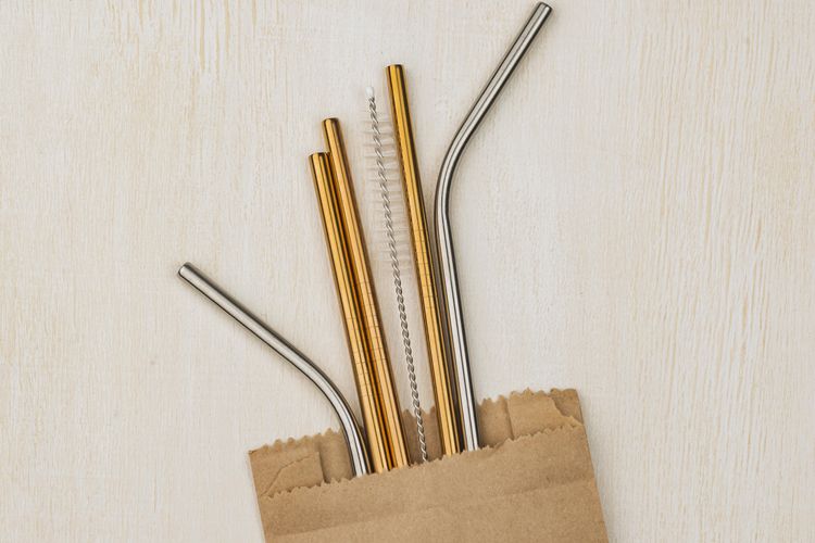 tips travelling, hemat plastik, Harga Plastik Naik, Ini 5 Cara Travelling yang Hemat Plastik, 1. Bawa motol minum dan isi ulang, 2. Siapkan travel kit ramah lingkungan, 3. Bawa tas belanja dari rumah, 4. Belanja bahan makanan tanpa kemasan, 5. Bawa sabun atau shampo yang bisa diisi ulang