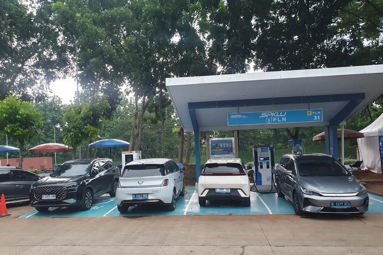 mobil listrik, pengisian daya, mudik, rute perjalanan, Mobil Listrik untuk Mudik: Strategi Rute dan Pengisian