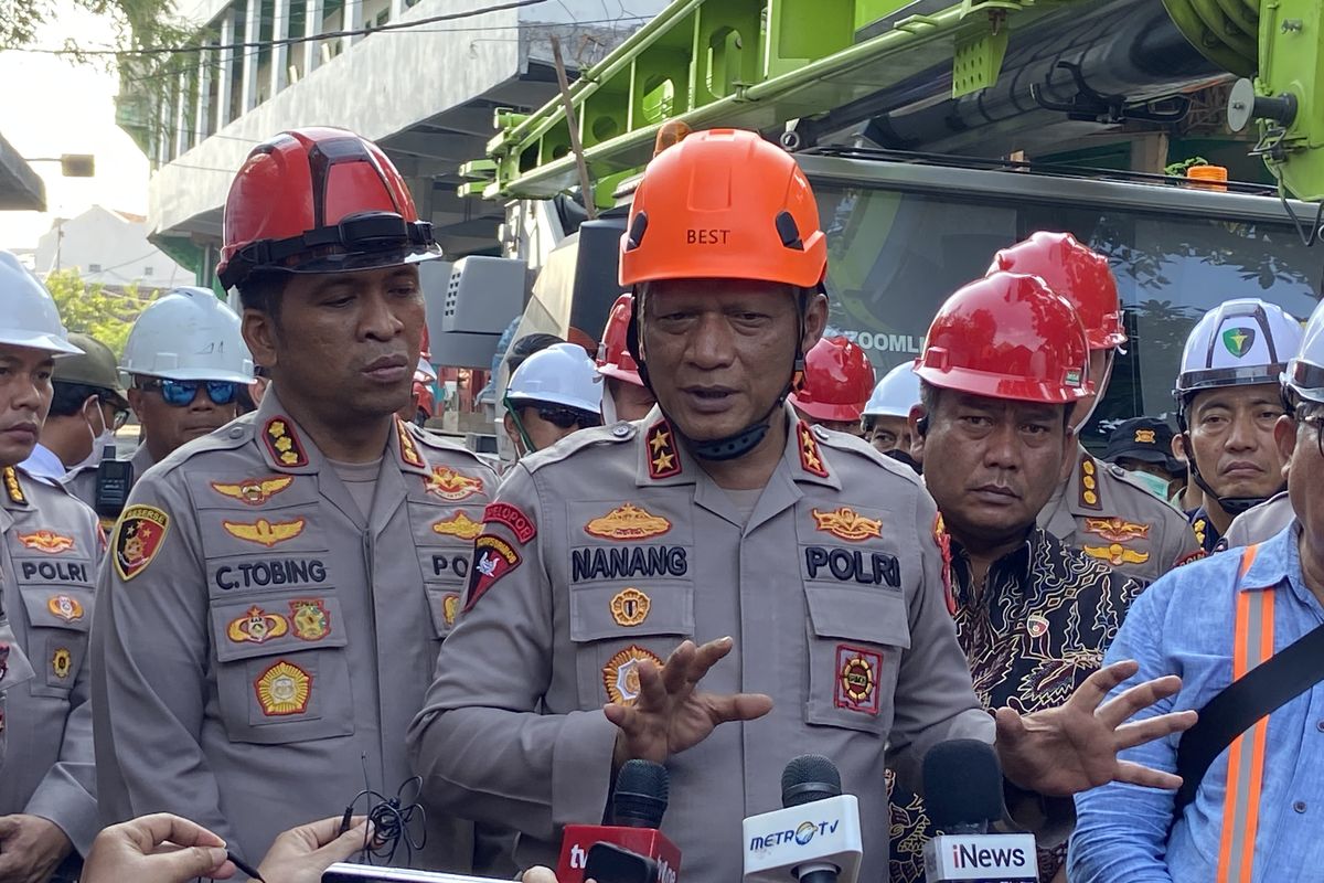 Polda Jatim, Kapolda Jatim, ponpes al khozini roboh, ponpes al khonizy, ponpes al khonizy ambruk, ponpes al khonizy sidoarjo, Kapolda Jatim Tegaskan Tak Pandang Bulu dalam Kasus Ponpes Al-Khoziny Ambruk: Semua Sama di Hadapan Hukum, Penegakan Hukum Tanpa Pandang Bulu, Kasus Ponpes Al-Khoziny Naik ke Tahap Penyidikan, Pemeriksaan 17 Saksi dan Keterlibatan Ahli, Kronologi Ambruknya Ponpes Al-Khoziny, Data Korban Tragedi Ponpes Al-Khoziny