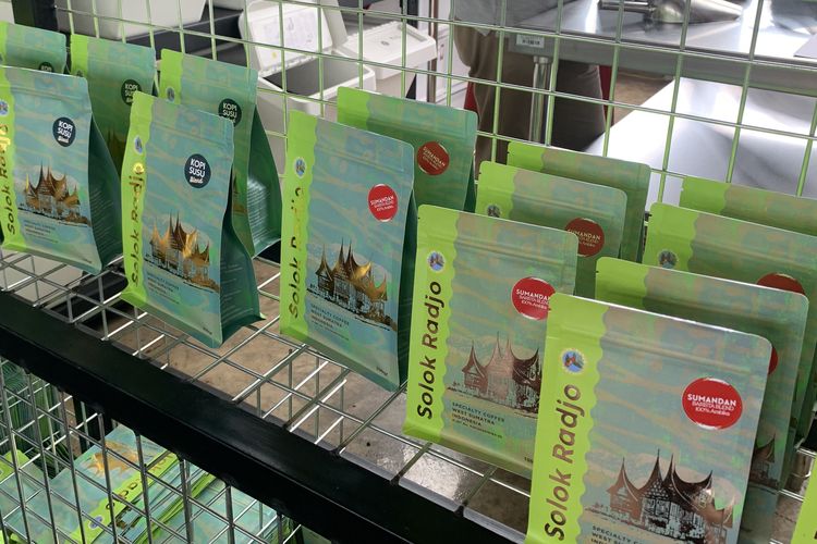 oleh oleh khas minangkabau adalah, pusat oleh oleh khas minang, toko oleh oleh khas minang, apa saja oleh oleh padang, apa saja makanan dari padang, 9 Oleh-oleh Khas Minangkabau, Bisa Beli Rendang dan Dendeng Balado, 1. Rendang kemasan, 2. Keripik sanjai, 3. Karak kaliang, 4. Ikan bilih, 5. Dendeng balado, 6. Kopi Kiniko, 7. Kopi Solok Radjo, 8. Songket pandai sikek, 9. Kaus Bukittinggi