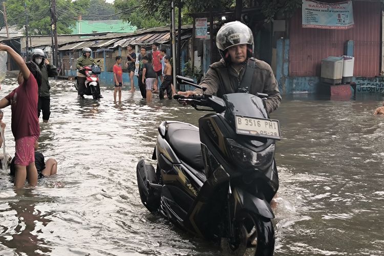mesin, Motor, knalpot, hujan, Air Masuk Knalpot Saat Hujan, Apakah Berbahaya untuk Mesin?